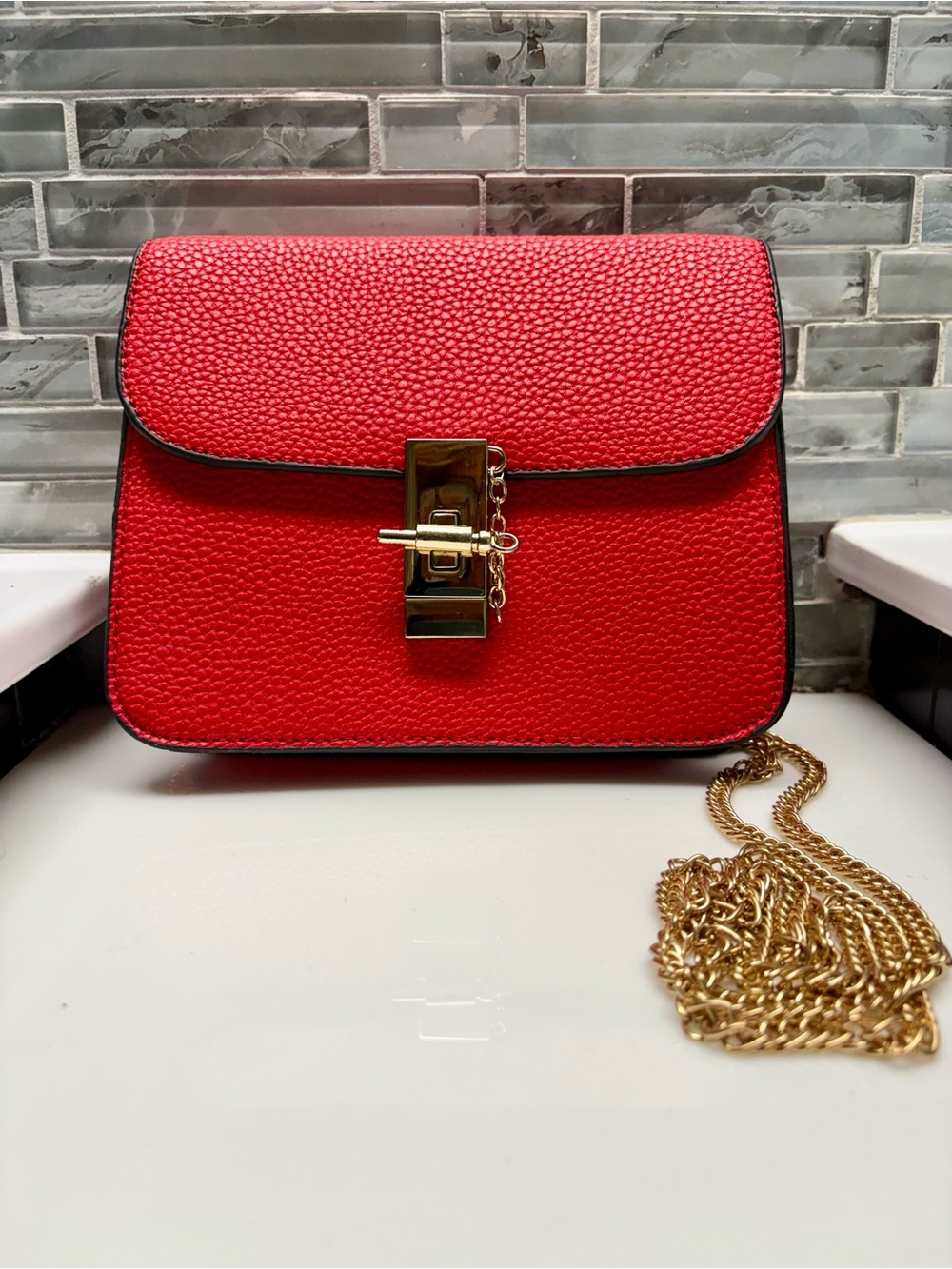 Red Pebble Classic Faux Leather Crossbody Bag Gold Turn-lock & Chain Strap. New
